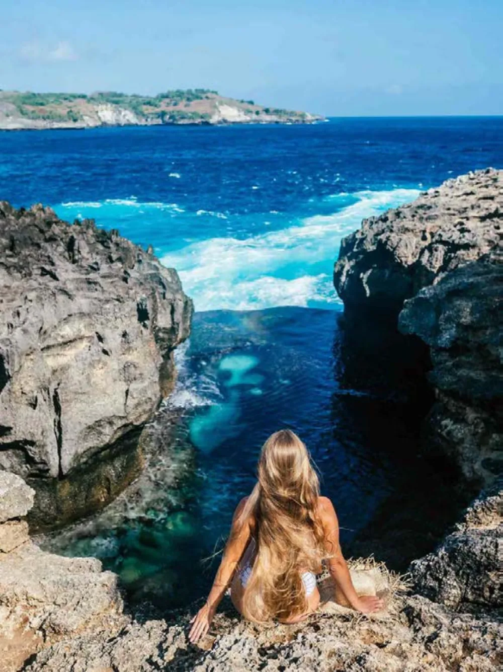 Broken Beach na Nusa Penida, naturalny łuk skalny nad wodą