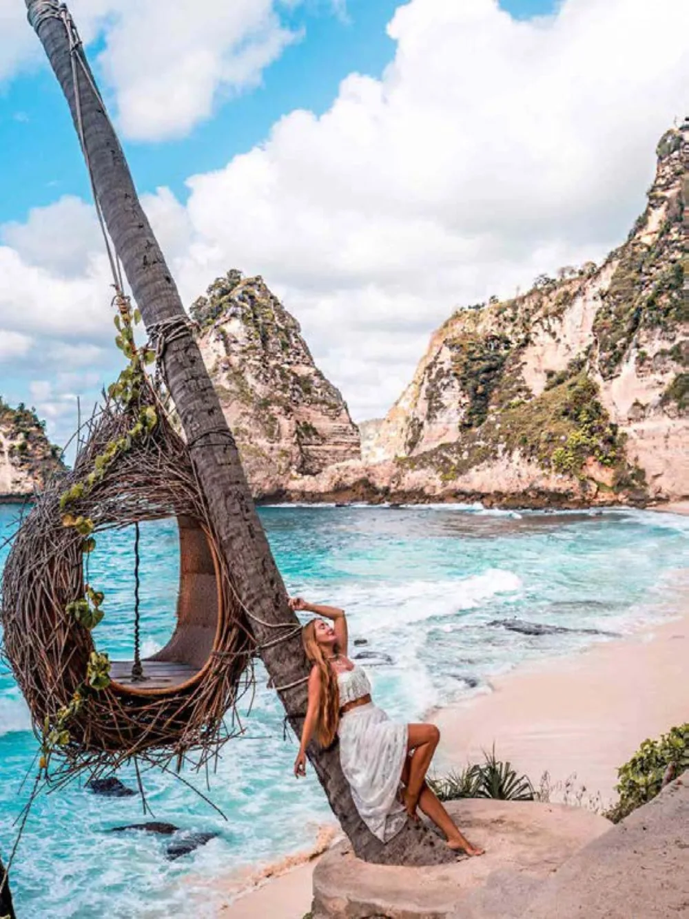 Diamond Beach na Nusa Penida z białym piaskiem i klifami