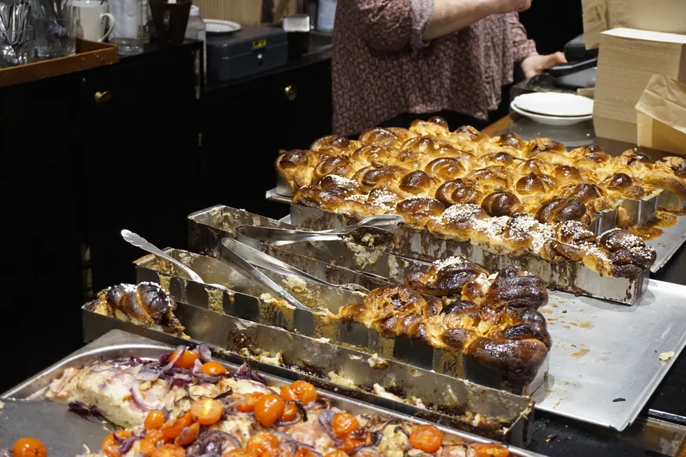 Lada w Pulla Bakery w Tallinie z blachami cynamonek i focacci