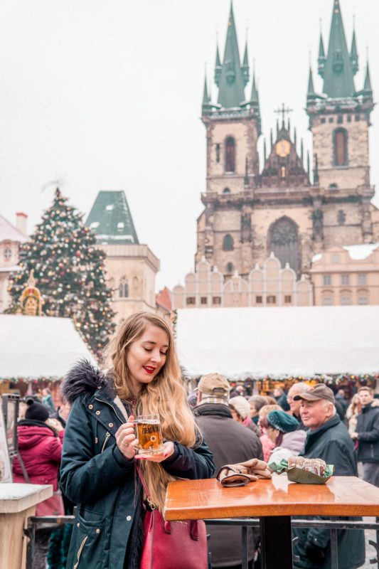 Zimowa stylizacja z malowniczą Pragą w tle